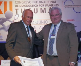 Dr. Sergio Lucino entregando la medalla de oro