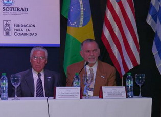 Prof. Dr. Nicolás Mercado Nieto dando el discurso de bienvenida