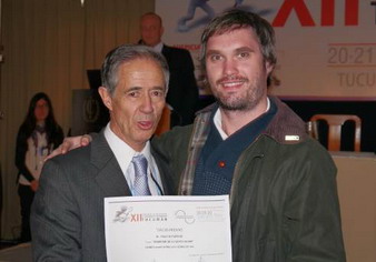 Dr. Ignacio Iturbide recibiendo del Dr. Claudio Cortés el 3° Premio