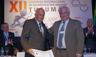 Prof. Dr. Sergio Lucino (presidente de FAARDIT) entrega la medalla y el diploma al Prof. Dr. Leopoldo Stordeur