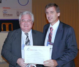 Dr. Carlos Capiel (h.) recibiendo del Dr. Sergio Lucino el 1° Premio 