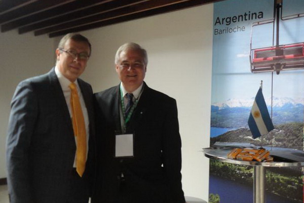 Dr. Gabriel Dip presidente del congreso junto al Dr. Sergio Lucino en el Stand de Argentina