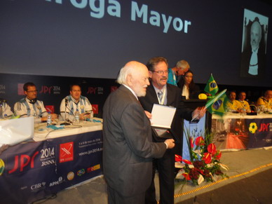 Momento del Homenaje y distinción al Doctor Carlos Quiroga Mayor