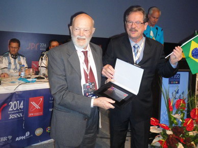 Momento de la entrega de la Distinción al Doctor Carlos Quiroga Mayor